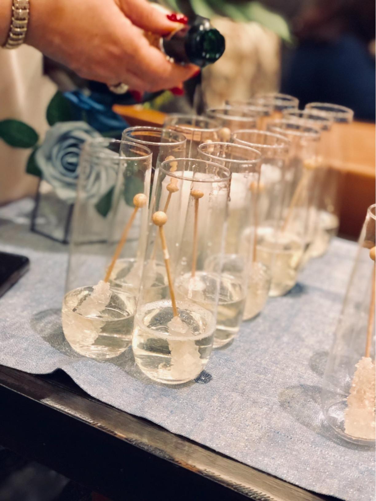 12-48 個のプラスチックシャンパンフルート 9 オンスス - Champagne Tower Set のレビューと価格